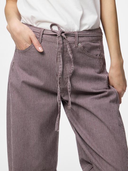 Produktbild Pieces PCBILLO MW BINDEVERSCHLUSS Barrel Fit Jeans (25)