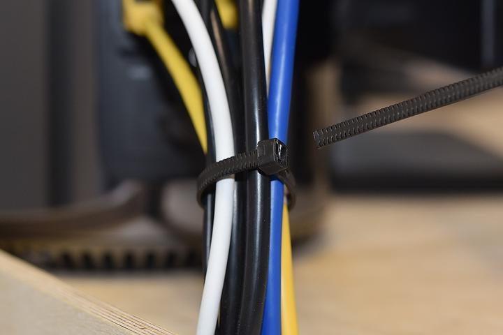 Produktbild Phobya Kabelbinder Twist Tail™ schwarz 4,7x180mm (Kunststoffkabelbinder, 180 mm, 10 Stk.)