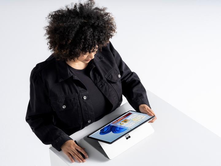 Actual product image Microsoft Surface Laptop Studio (14.40", Intel Core i5-11300H, 16 GB, 256 GB, DE)