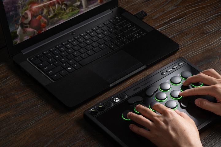 Actual product image 8bitdo Arcade controller (Xbox One S, Xbox One X, Xbox Series S, Xbox Series X, Windows)