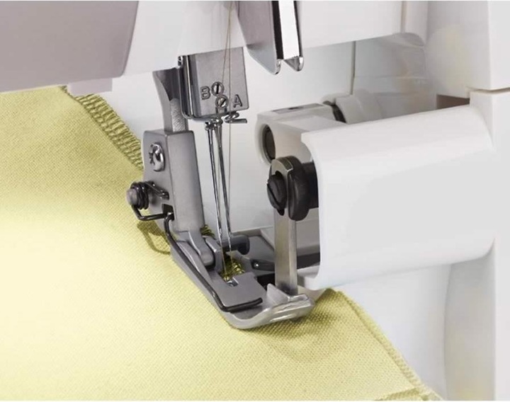 Actual product image Singer Overlock 754
