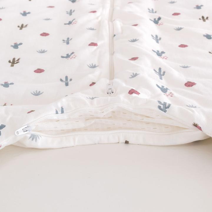 Actual product image Träumeland Baby-Ganzjahrschlafsack Jumper To Go Kaktusliebe Gr. 98 (98 cm, 2.5 TOG, All-season)