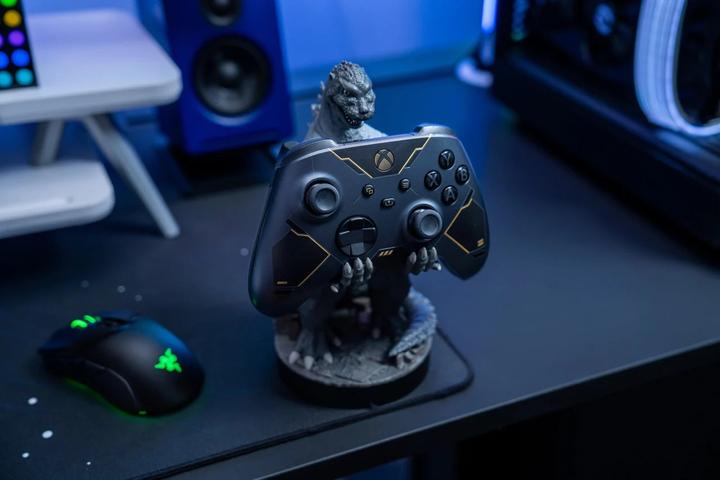 Actual product image Exquisite Gaming Cable Guys - Toho - Godzilla (King of Monsters) Support Chargeur pour Téléphone et Manette (Playstation Classic)