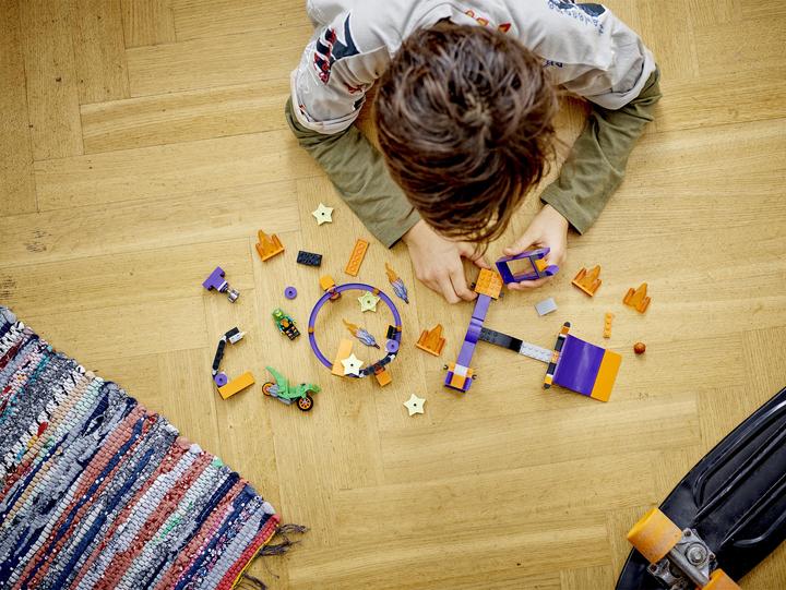 Actual product image LEGO Nosedive Challenge (60359, LEGO City)