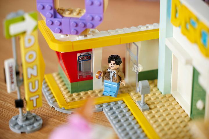 Image du produit LEGO Ideas BTS Dynamite (21339, LEGO Ideas, LEGO difficiles à trouver)