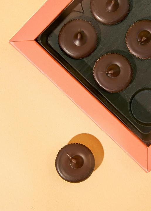 Produktbild KoRo Bio dunkle Rundpralinen mit Erdnussmus-Füllung (160 g)