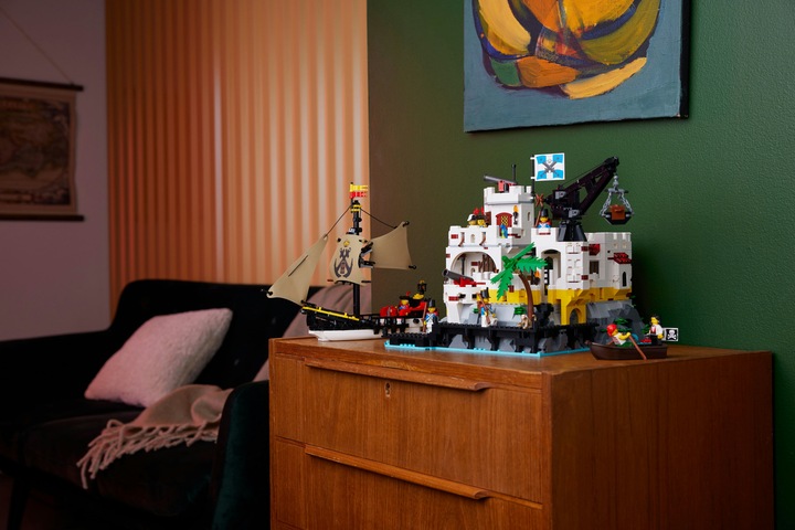 Actual product image LEGO Eldorado Fortress 10320 (10320, LEGO Icons, LEGO Rare Sets)