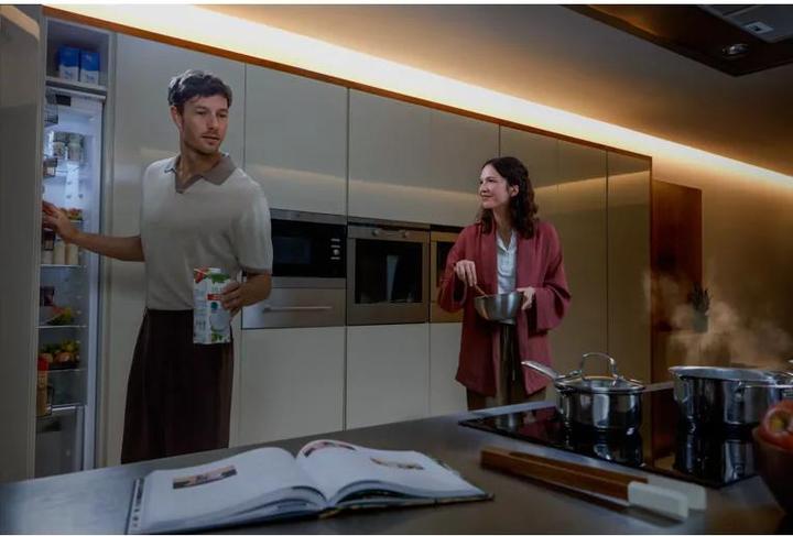 Immagine prodotto Philips Hue Flux Ultra Bright Gradient Lightstrip (Bianco, Multicolore, 500 cm, Interno)