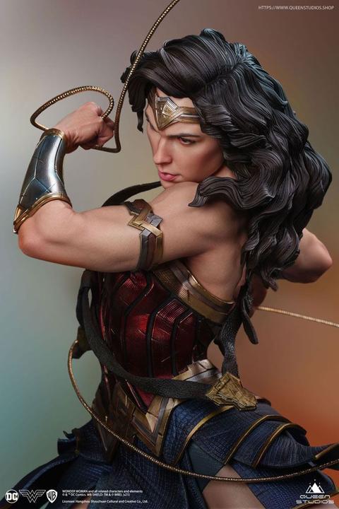 Actual product image Queen Studios Wonder Woman Comic Statuette 1/4 Wonder Woman Early Bird Version 47 cm
