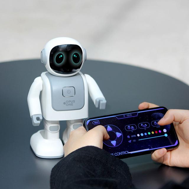 Produktbild Opus One Xingo Dancing Robot Speaker (4 h)