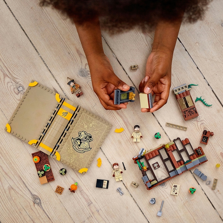 Actual product image LEGO Hogwarts Moment: Herbology Lesson (76384, LEGO Harry Potter)