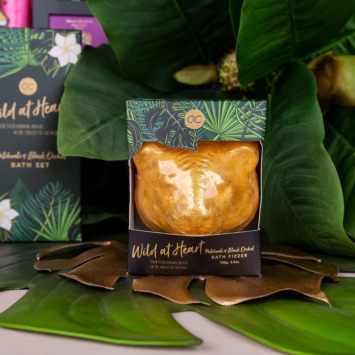 Produktbild Accentra Badefizzer WILD AT HEART in Geschenkbox, 100g, Duft: Patchouli & Black Orchid, Farbe: grün/gold/schw (Badekugeln)