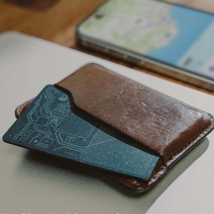 Actual product image Nomad Tracking Card - Location card with wireless charging (iOS)