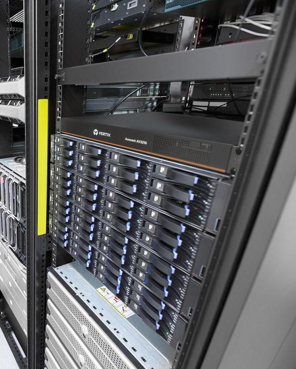 Actual product image Vertiv 16 Port Autoview Kvm