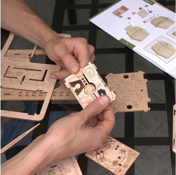 Actual product image Escape Welt Orbital Box - puzzle box kit (German)