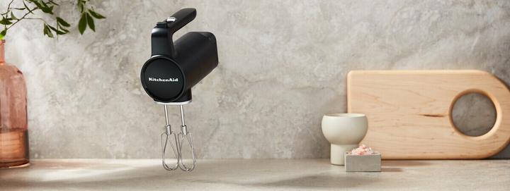 Productafbeelding KitchenAid Draadloze handmixer met oplaadbare batterij KHMR762 (250 W)