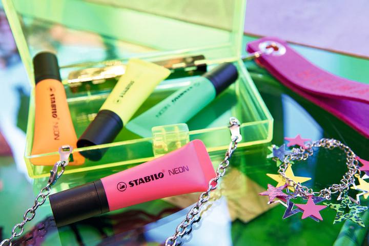 Produktbild STABILO NEON Textmarker (Gelb, Orange, Pink, Grün, 5 mm, 4 x)