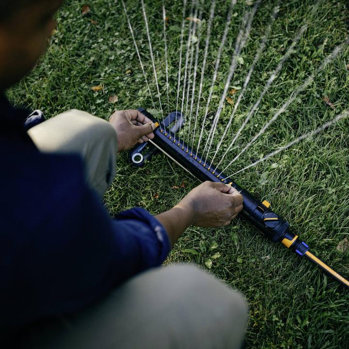 Produktbild No Name Fiskars Zraszacz Wahadłowy M X-Series (Schlauchregner)