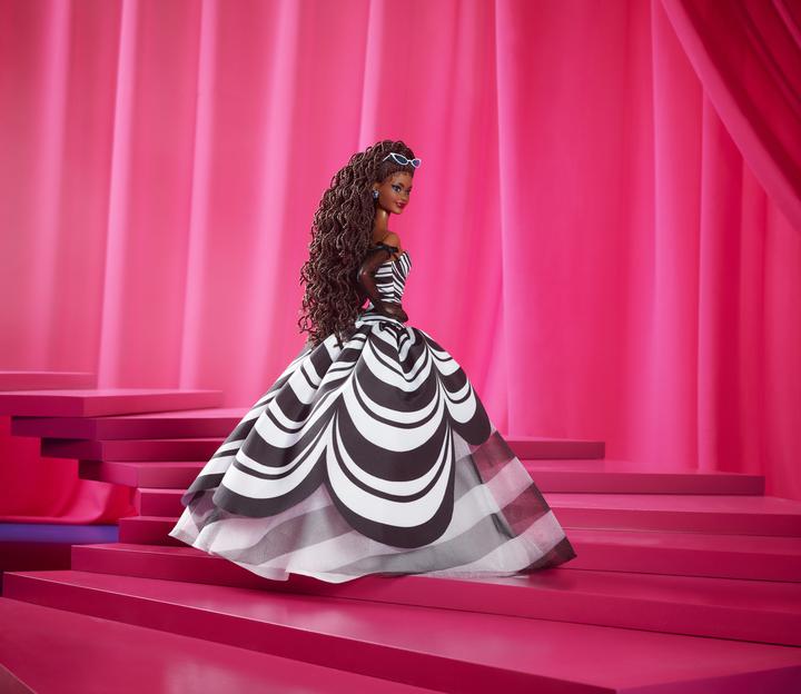 Immagine prodotto Barbie Signature Sammelpuppe zum 65. Jubiläum mit braunen Haaren und schwarz-weisser Robe