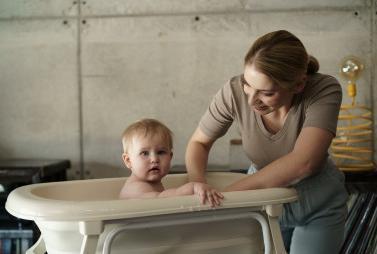 Produktbild Tega Baby Faltbare Babybadewanne mit Ablaufstopfen - Beige