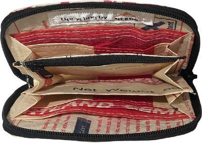 Actual product image Bekos Upcycling - Geldbörse mit Reissverschluss aus recycelten Zementsäcke Cobra