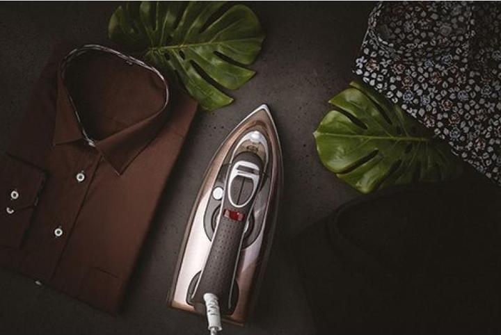 Actual product image Adler AD 5030 Steam Iron Ceramic Ironing Sole