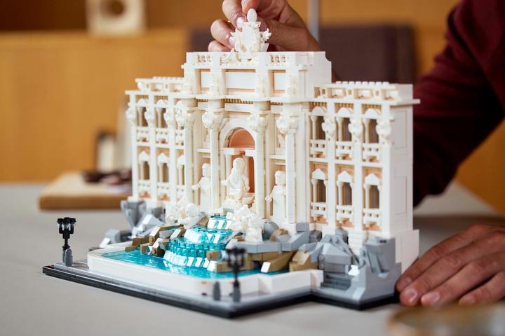 Actual product image LEGO Trevi Fountain (21062, LEGO Architecture)