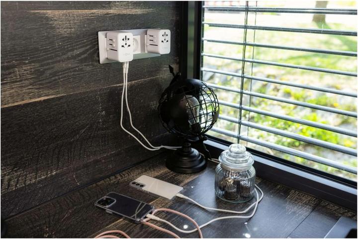 Actual product image Fixed Voyager 65 W travel adapter for EU, UK and USA/AUS, with 3xUSB-C and 2xUSB output, GaN, PD 65W, whit