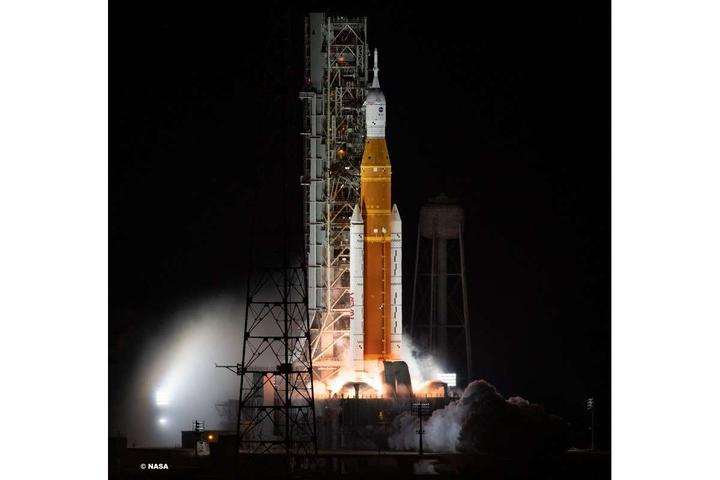 Actual product image Revell NASA Artemis Space Launch System (SLS)