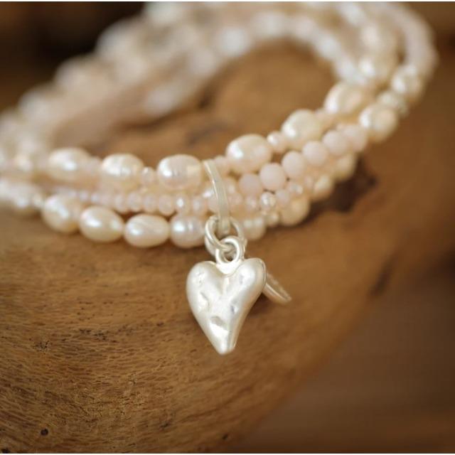 Actual product image Andreani Armband aus echten Süsswasserperlen mit Herzanhänger rosa von (19 cm)