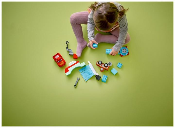 Actual product image LEGO Lightning McQueen and Mater in the car wash (10996)