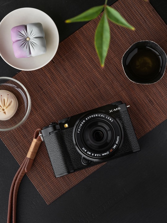 Image du produit Fujifilm X-M5 + Fujinon XC 15-45mm F3.5-5.6 OIS PZ (15 - 45 mm, 26.10 Mpx, APS-C / DX)