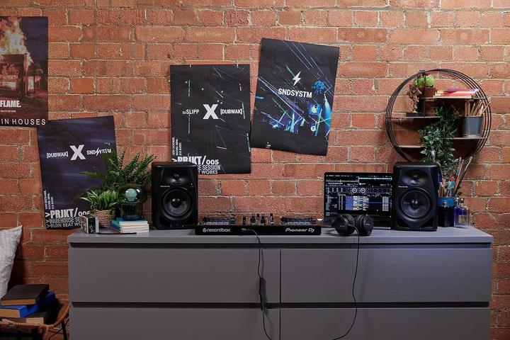 Actual product image Pioneer DJ DM-50D (Active, Pair)