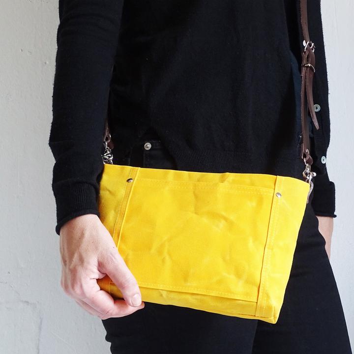 Immagine prodotto Only-Bags.Store Piccola borsa a tracolla in tela cerata, tracolla in pelle, tasca con zip