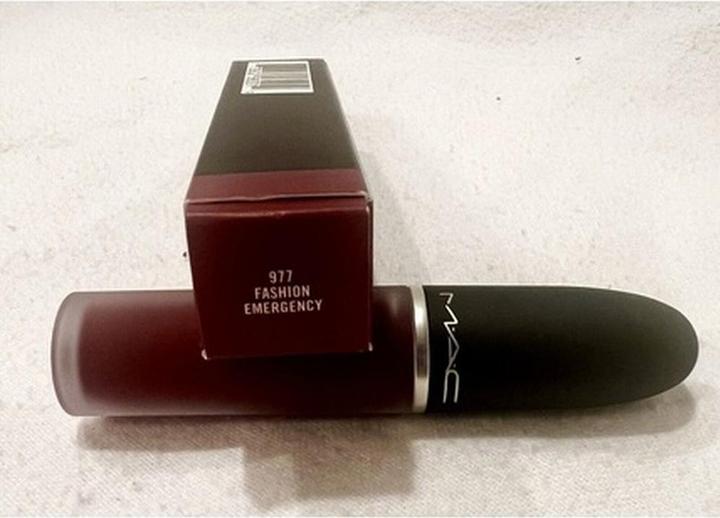 Produktbild MAC Cosmetics Powder Kiss Liquid Lipcolour (977 Fashion Emergency)