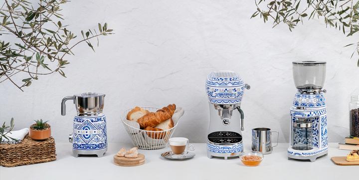 Actual product image Smeg Dolce & Gabbana Espressomachine ECF02DGBEU