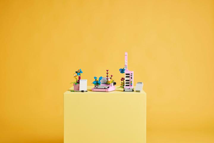 Produktbild LEGO Schreibmaschine mit Blumen (31169, LEGO Creator 3-in-1)