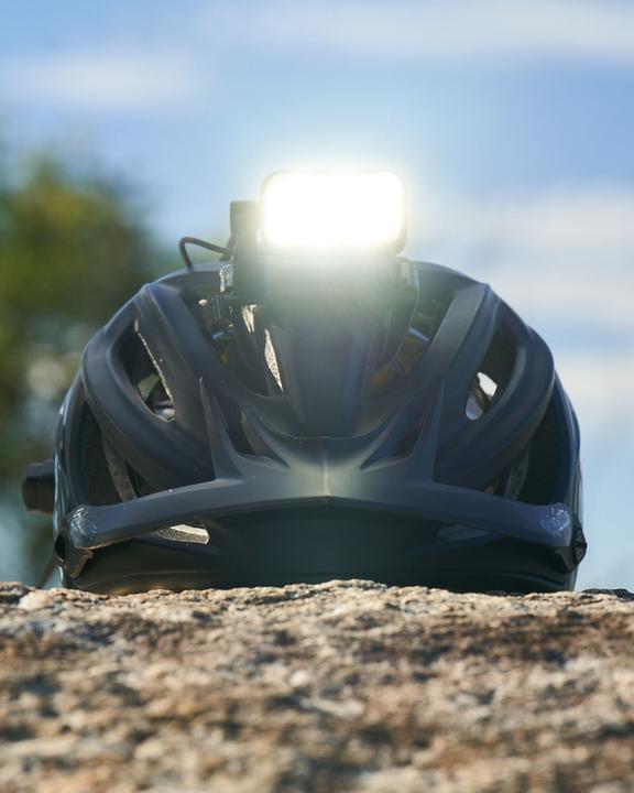 Produktbild knog. Blinder X Action 2300 Frontscheinwerfer + Powerbank 10.000mAh + Helmhalterung, weisse LED, black