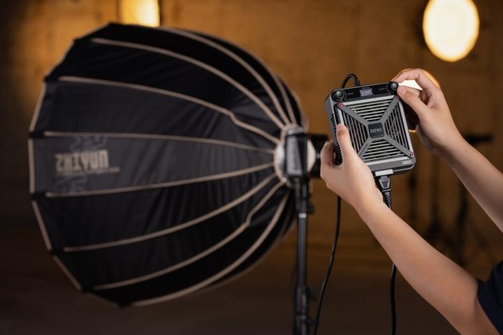 Actual product image Zhiyun Molus G200 (Video light)