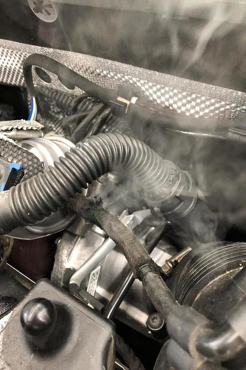 Productafbeelding KS Tools Nebelmaschine zur Lecksuche, mit 2 Ah Akku, 36-tlg