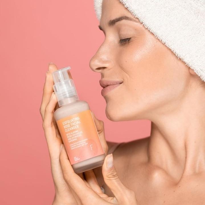 Immagine prodotto Freshly Cosmetics Detergente viso esfoliante alla rosa (Scrub detergente, 100 ml)