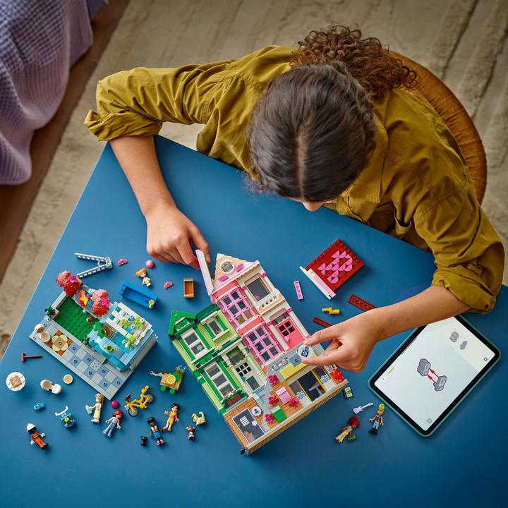 Actual product image LEGO Heartlake City Wohn- und Einkaufsstrasse (42670, LEGO Friends)