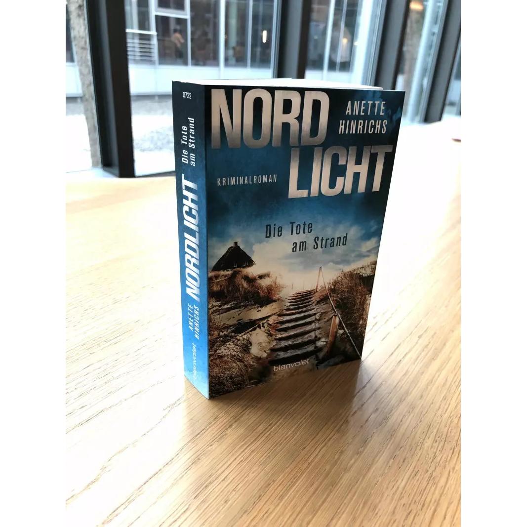 Thumbnail - Nordlicht - Die Tote am Strand, Belletristik von Anette Hinrichs