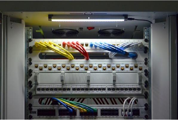 Produktbild Digitus LED Beleuchtung fuer Netzwerk und Serverschraenke 220V 25mA 270lm 6000K LED Magnethalterung