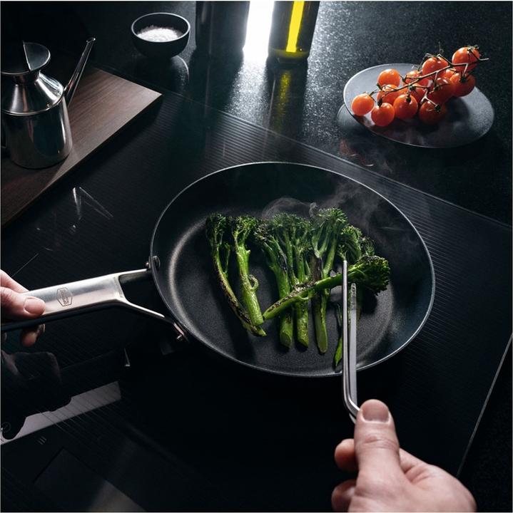 Actual product image Fiskars Taiten keptuvė 24 cm (24 cm, Frying pan, Aluminium)