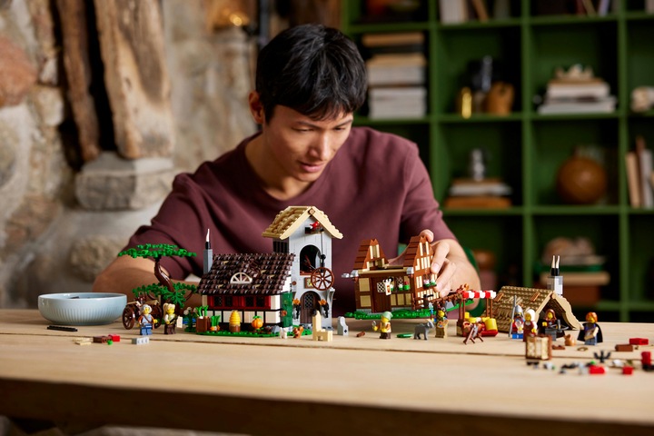 Productafbeelding LEGO Middeleeuws stadsplein (10332, LEGO Icons, LEGO Zeldzame Sets)