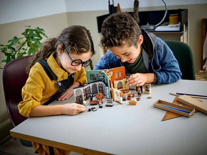 Image du produit LEGO Le moment de Poudlard : la classe de transformation (76382, LEGO Harry Potter)