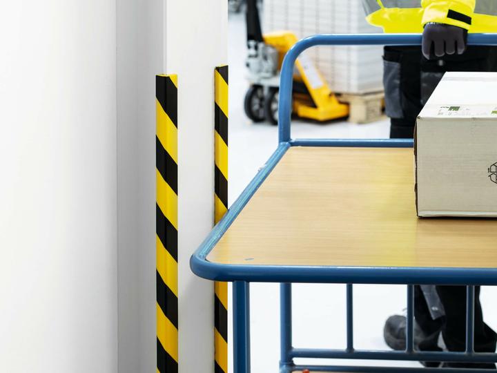 Image du produit Durable Profilé de protection d'arête E8 /noir autobloquant