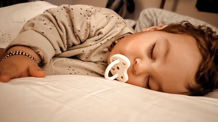 Image du produit Hevea Lot de 2 tétines en caoutchouc naturel, Milky White & Gorgeous Grey - adapté à la mâchoire (2 x, 3 - 6 M.)