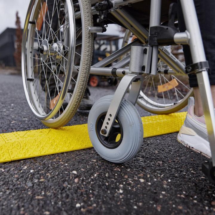 Produktbild Defender XPRESS 100 YEL R - XPRESS Drop-over Kabelbrücke 100mm Retail, gelb (Kabelbrücke, 10 cm)